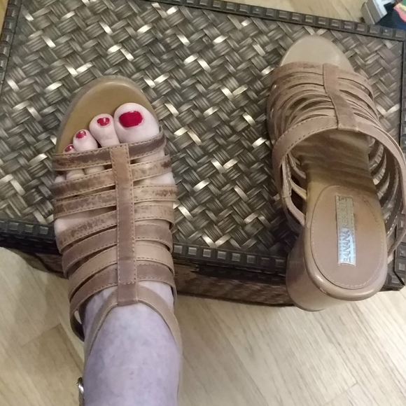 Banana Republic sandals on wooden platform - Picture 8 of 12